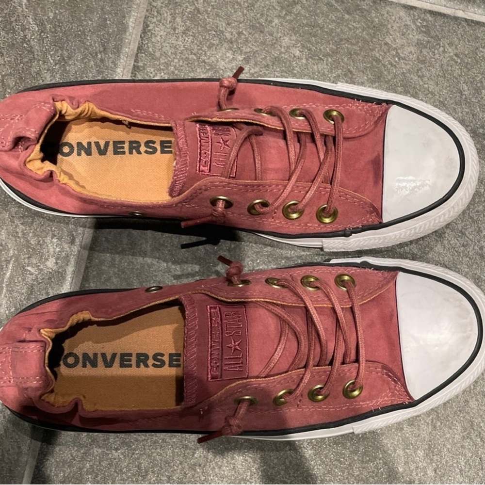 Pink low top converse